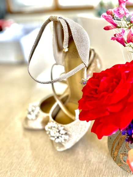 𝅺BADGLEY MISCHKA OKRA GOLD STILETTO PEEP TOE SANDALS WITH RHINESTONE BROOCH - Picture 6 of 10